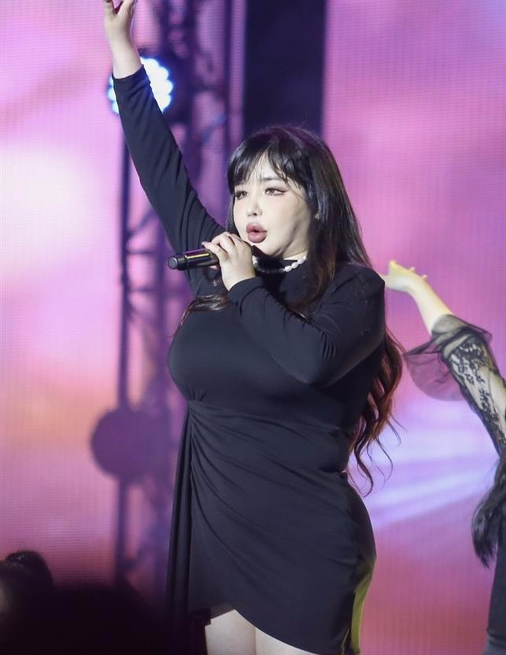 Gương mặt khác lạ của búp bê sống Park Bom trở thành tâm điểm - 3
