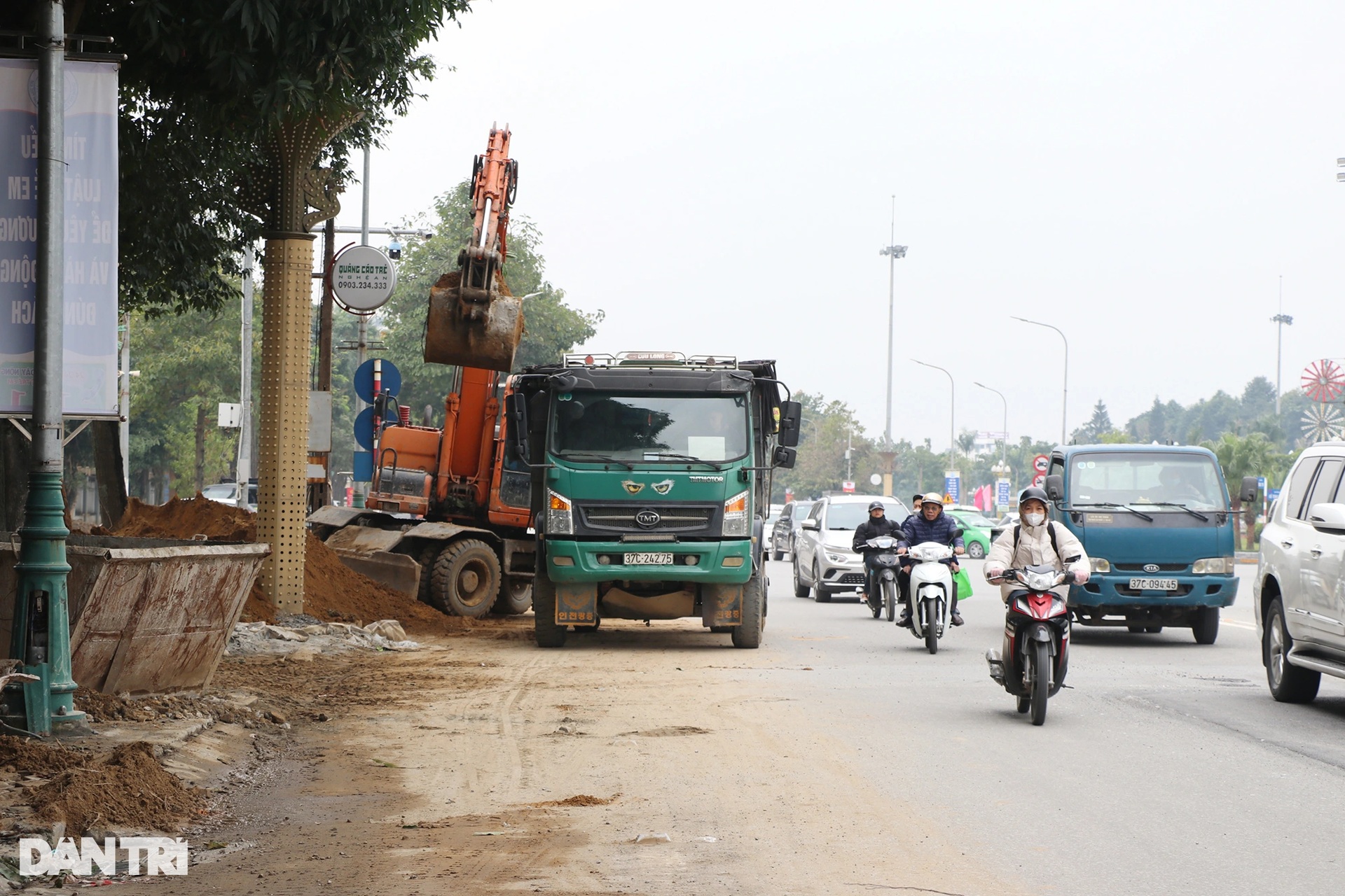Gần Tết, nhiều tuyến vỉa hè ở thành phố Vinh đang bị xới tung - 8 Gần Tết, nhiều tuyến vỉa hè ở thành phố Vinh đang bị xới tung - 8