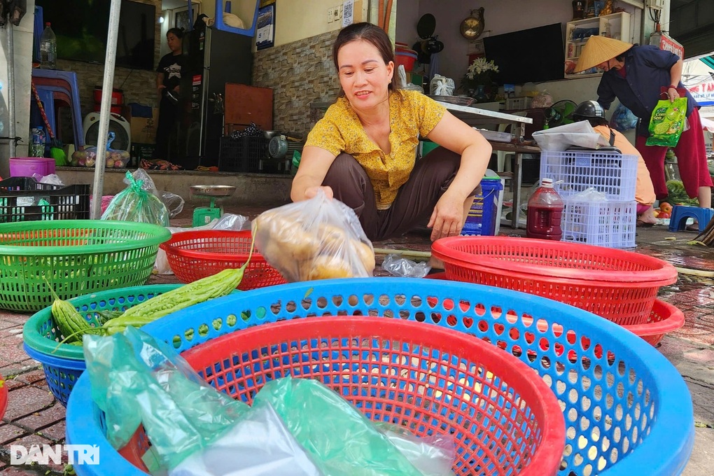 Tiểu thương bán 2 tạ thịt, rau khi người dân đổ xô tích trữ trước bão Yagi - 2