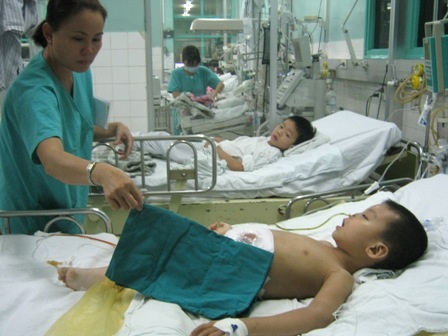 Bé Thiên Bảo thảng thốt đòi cha mẹ trên giường bệnh