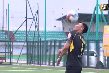 Nguyên Mạnh chơi chân ảo diệu, khiến "đàn em" Xuân Mạnh bái phục