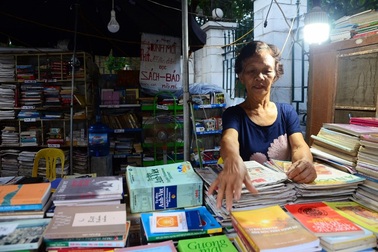 Bà lão 72 tuổi mở quầy báo miễn phí giữa lòng Hà Nội