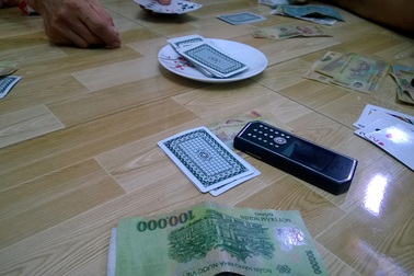 Nở rộ sòng bạc ăn thua tiền triệu gắn mác “vui xuân” trên phố