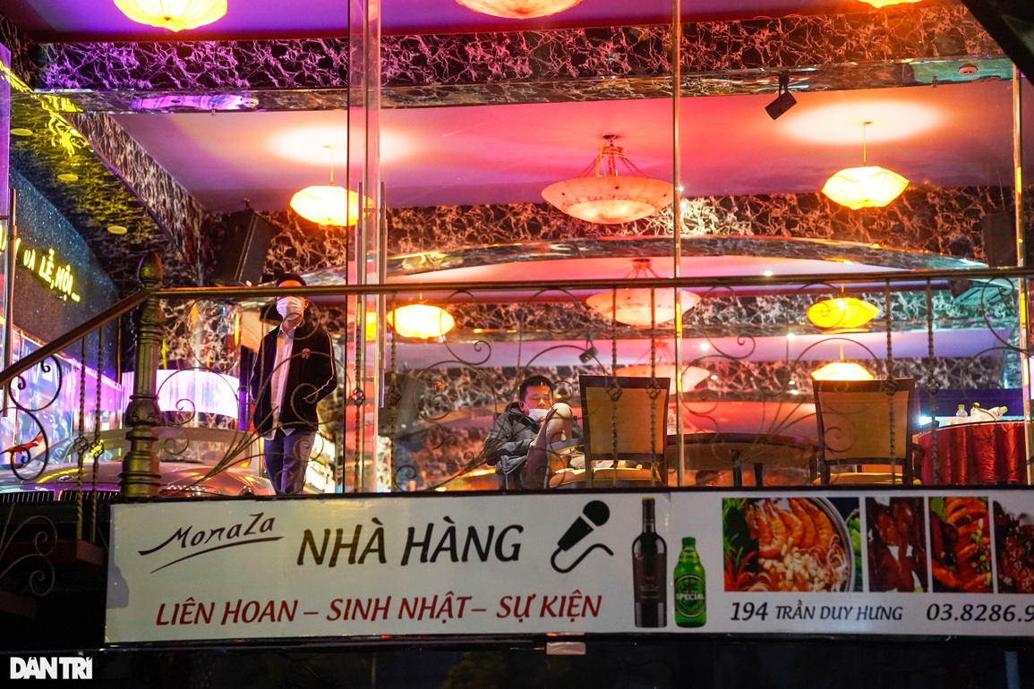 Cận cảnh nhà hàng Monaza bị phong tỏa, 126 người vạ vật chờ xét nghiệm - 6 Cận cảnh nhà hàng Monaza bị phong tỏa, 126 người vạ vật chờ xét nghiệm - 6