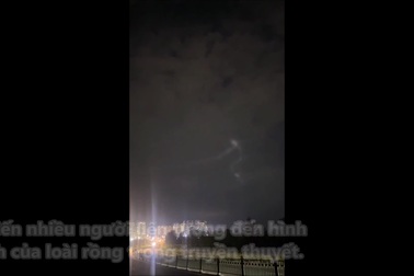 Ánh sáng bí ẩn giống rồng bay trên bầu trời đêm Trung Quốc