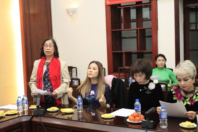 Bà Dương Thị Thuận Chánh Văn phòng Hội Đào tạo – Phát triển nghề làm đẹp Việt Nam báo cáo kết quả hoạt đông năm 2022 của hội