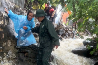 Mưa lớn diện rộng, nhiều hộ dân ở Khánh Hòa phải sơ tán khẩn cấp