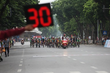 Cuộc đua xe đạp “Về Trường Sơn 2017" khởi tranh bên hồ Gươm