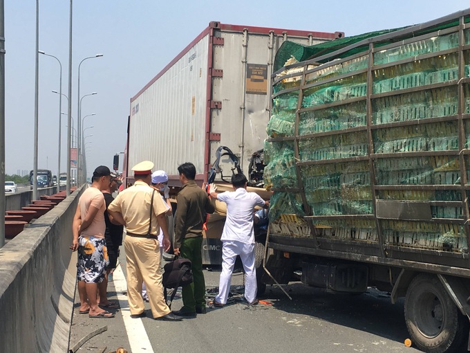 TP. HCM: Tai nạn kinh hoàng trên cao tốc, 2 người tử vong tại chỗ, một người bị thương - Ảnh 3. TP. HCM: Tai nạn kinh hoàng trên cao tốc, 2 người tử vong tại chỗ, một người bị thương - Ảnh 3.