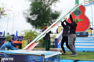 Chủ quầy bar chi 50 triệu đồng thuê thợ tháo dỡ tài sản trước bão Kajiki