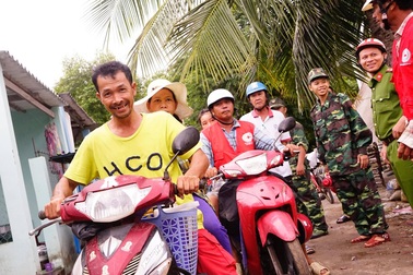 Vừa vui lễ hội nghinh Ông vừa sẵn sàng chạy bão