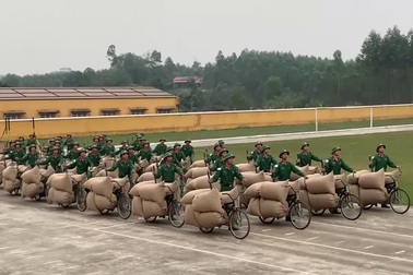 Đội hình xe đạp thồ kỷ niệm chiến thắng Điện Biên Phủ