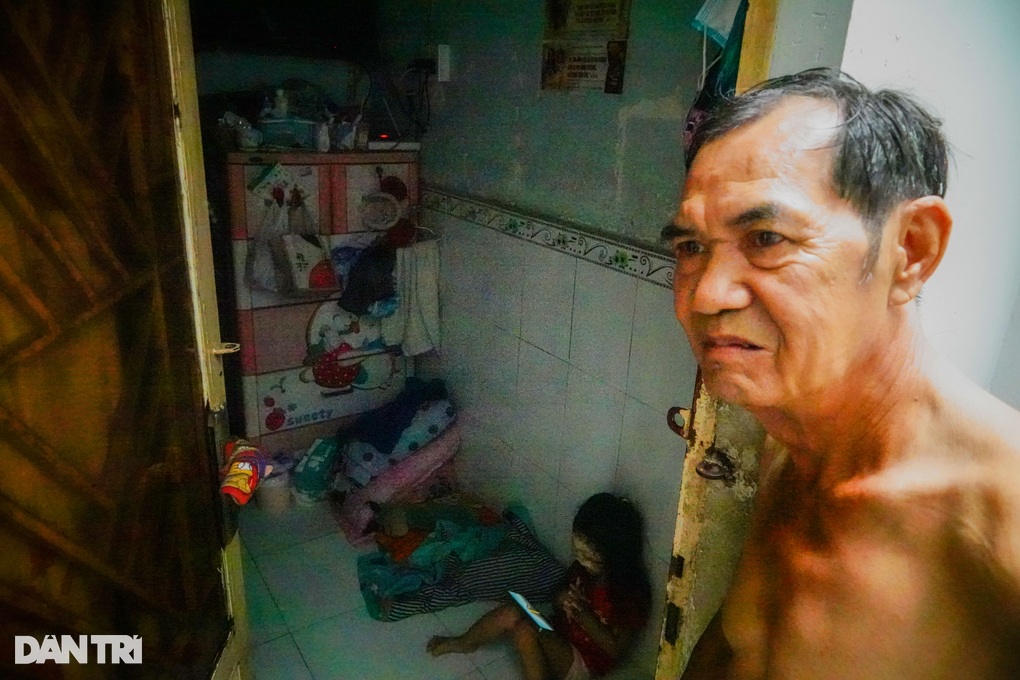 Sống nghèo nơi phồn hoa: Nhà vài m2, vợ chồng thay ca để... ngủ - 3 Sống nghèo nơi phồn hoa: Nhà vài m2, vợ chồng thay ca để... ngủ - 3
