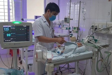 Cứu sống bé sơ sinh thủng tạng, ổ bụng ngập phân