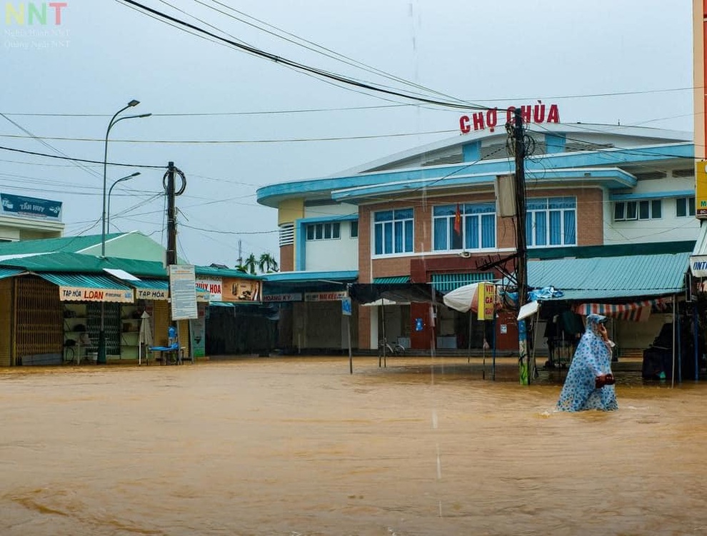 Biển nước bủa vây, người già, trẻ nhỏ hối hả chạy lũ - 9 Biển nước bủa vây, người già, trẻ nhỏ hối hả chạy lũ - 9