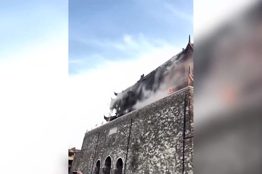 Mái tòa tháp cổ ở Trung Quốc đổ sập, du khách bỏ chạy thoát thân