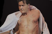 Tài tử nhiễm HIV Charlie Sheen bị lộ một loạt clip nóng