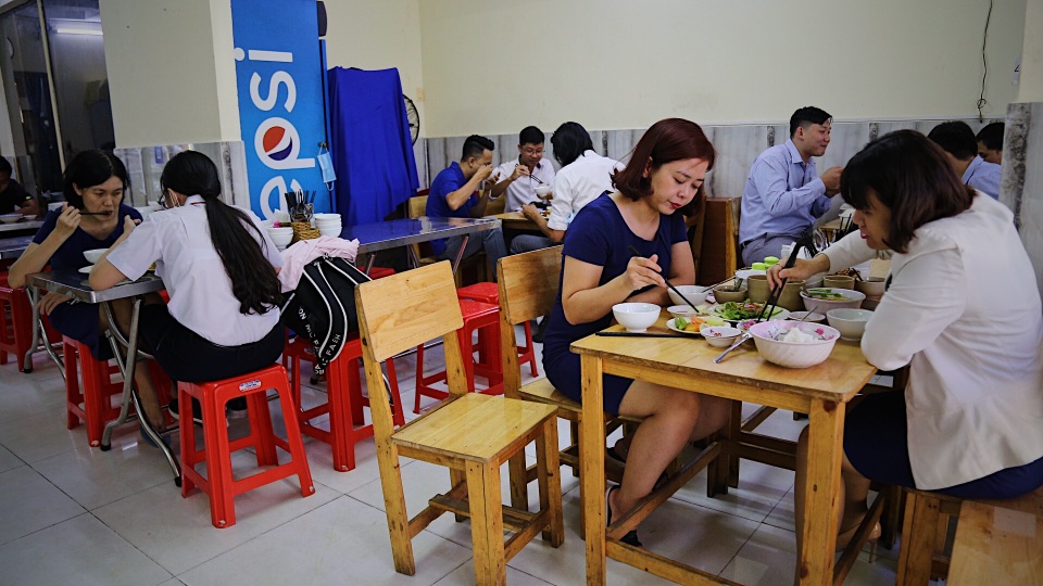 Bà chủ quán cơm Sài Gòn cho sinh viên nghèo ăn, ở miễn phí - 11 Bà chủ quán cơm Sài Gòn cho sinh viên nghèo ăn, ở miễn phí - 11