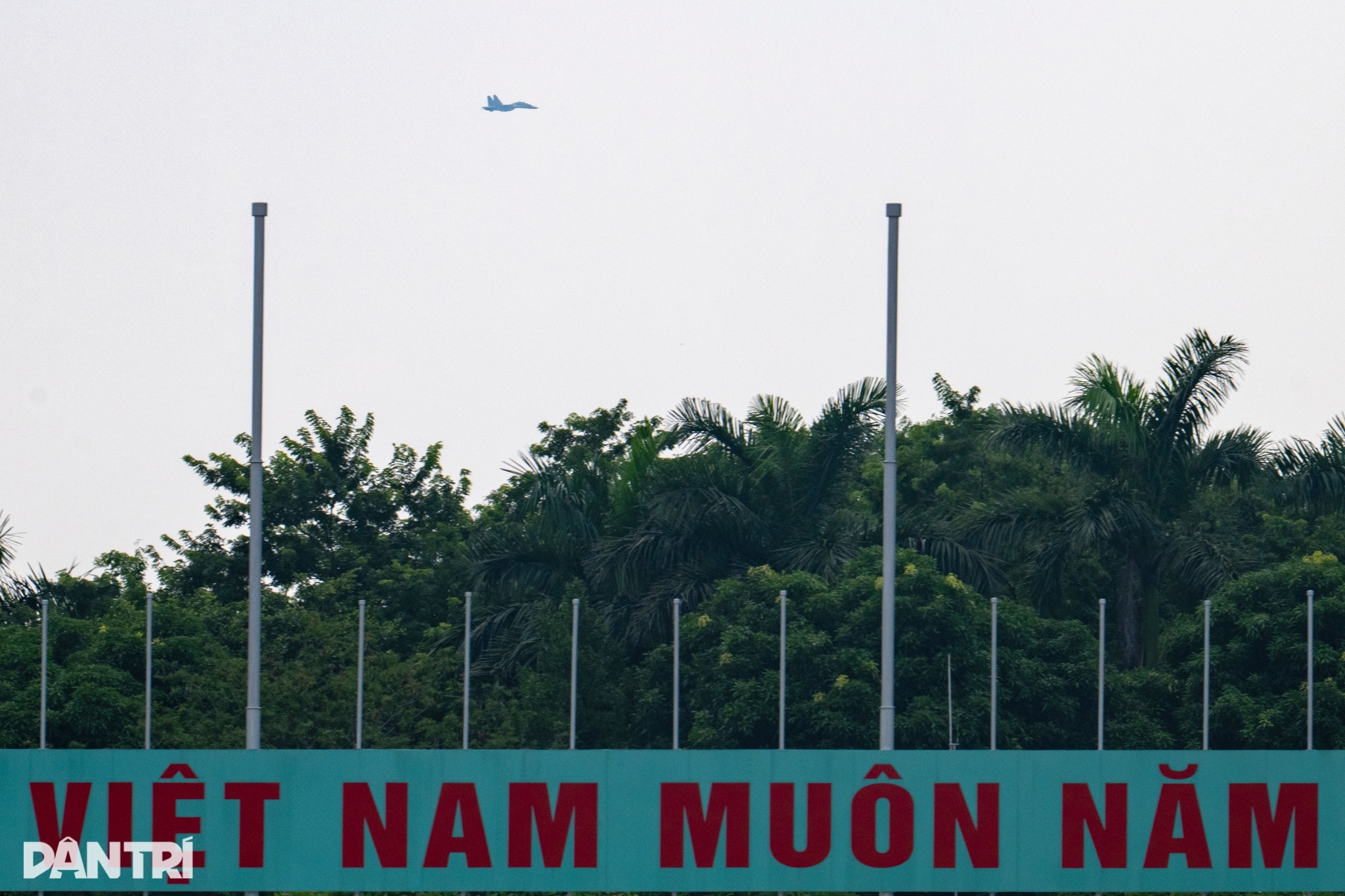 Trực thăng, tiêm kích SU-30 bay khảo sát nhiệm vụ trên Quảng trường Ba Đình - 11