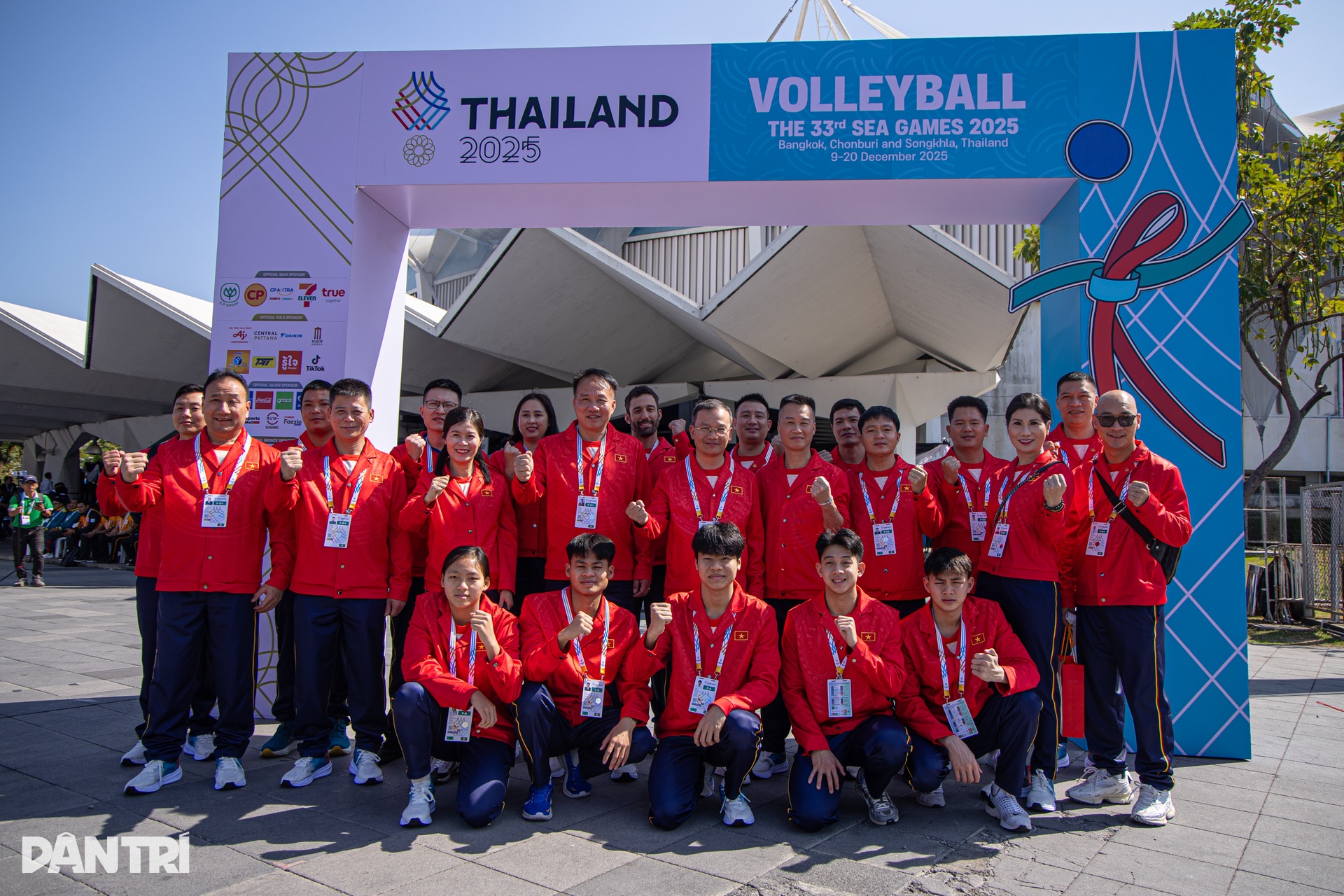 Quốc kỳ Việt Nam tung bay trong lễ thượng cờ tại SEA Games 33 - 13