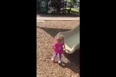 Cậu bé không tay không chân nỗ lực chơi cầu trượt