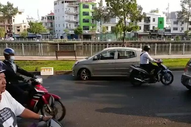 Thêm "quái xế" ngang nhiên đi ngược chiều giữa giờ tan tầm