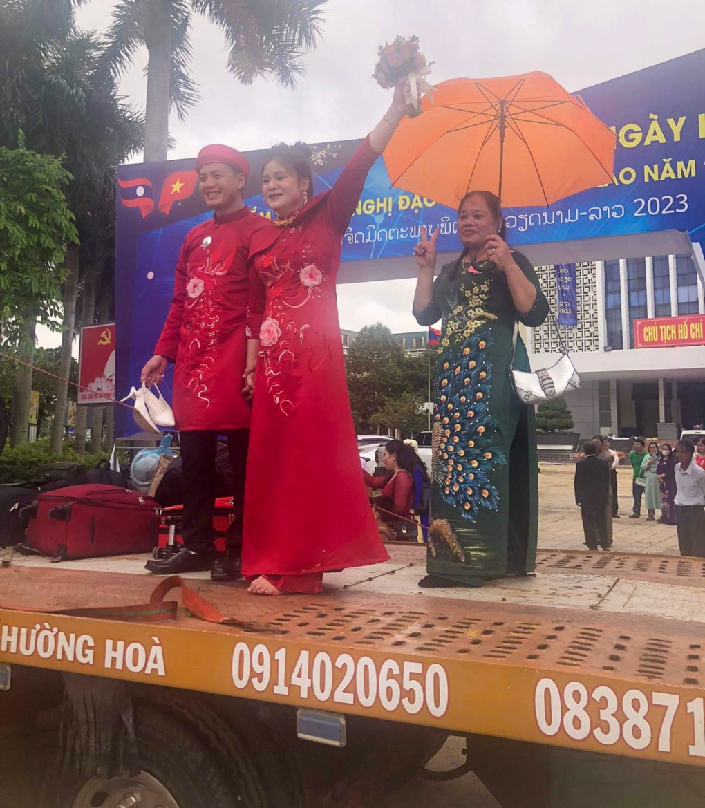 Đám cưới ấn tượng trong mùa lũ, nhà trai rước dâu bằng xe cứu hộ - 1 Đám cưới ấn tượng trong mùa lũ, nhà trai rước dâu bằng xe cứu hộ - 1