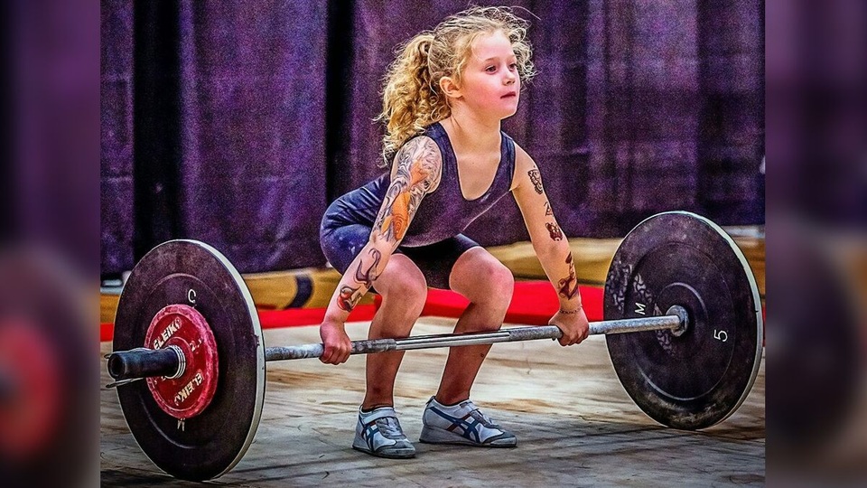 Bé gái 7 tuổi nâng tạ 80 kg dễ như ăn kẹo - 2 Bé gái 7 tuổi nâng tạ 80 kg dễ như ăn kẹo - 2