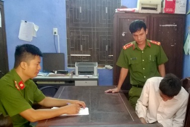 Dùng dao đâm chết em trai rồi cố thủ trong nhà