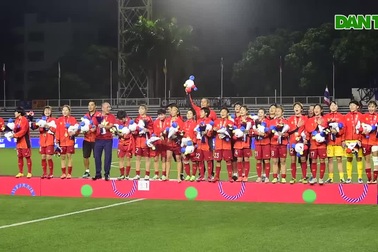 Đội tuyển nữ Việt Nam ăn mừng tấm HCV SEA Games 30