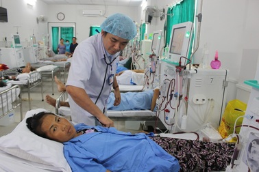 Mẹ bị suy thận nặng vẫn khó nhọc đi bán vé số cầm cự nuôi con ăn học