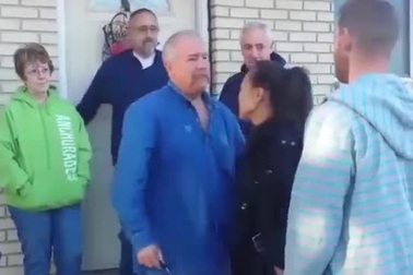 Khoảnh khắc xúc động cặp vợ chồng trẻ trao chìa khóa ô tô cho người đàn ông xa lạ họ cho đi nhờ xe khoảng vài tuần trước đó