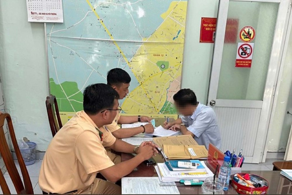 CSGT xử lý tài xế lái ô tô trên vỉa hè qua phản ánh của người dân - 1 CSGT xử lý tài xế lái ô tô trên vỉa hè qua phản ánh của người dân - 1