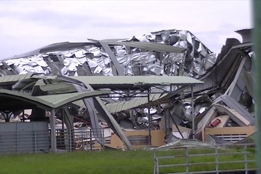 Giông lốc kinh hoàng làm nhà xưởng hàng ngàn mét vuông đổ sập