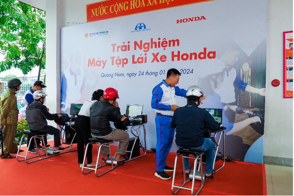 Honda Việt Nam trao mũ bảo hiểm cho học sinh lớp 1 khu vực miền Trung