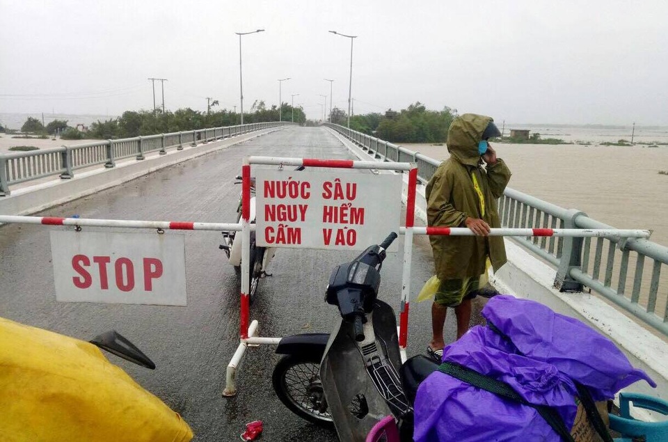 “Rốn” lũ Phong Điền nước dâng nhanh, ngập đến nửa nhà dân - 15 “Rốn” lũ Phong Điền nước dâng nhanh, ngập đến nửa nhà dân - 15
