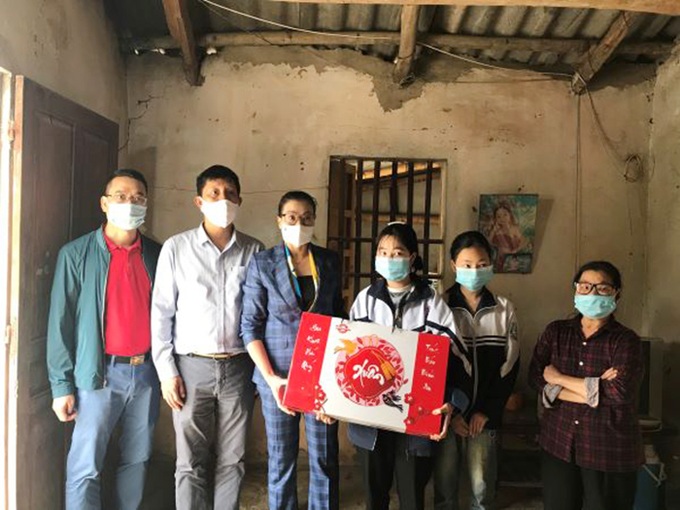 Giám đốc Sở LĐ-TB&XH Hà Nội Bạch Liên Hương cùng nhà tài trợ đến trao quà cho một số trẻ em có hoàn cảnh khó khăn huyện Mỹ Đức, Hà Nội dịp Tết 2021. Ảnh: CTV