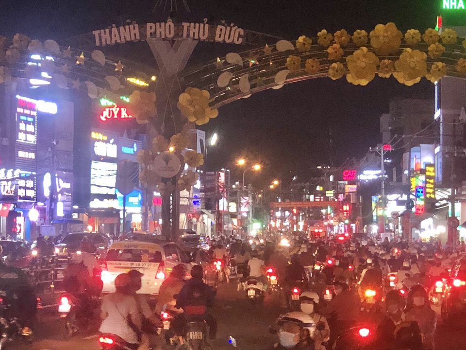 Người dân ùn ùn về quê nghỉ lễ, giao thông cửa ngõ Sài Gòn đông cứng - 9 Người dân ùn ùn về quê nghỉ lễ, giao thông cửa ngõ Sài Gòn đông cứng - 9