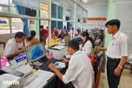 Không khí hối hả tại trung tâm phục vụ hành chính công ngày đầu năm mới