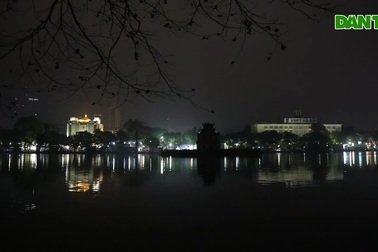 Phố đi bộ hồ Gươm tối om trong Giờ Trái đất 2023