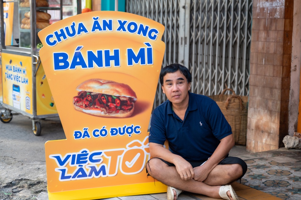 Khi nghệ sĩ đẩy xe bánh mì, tích cực tìm việc làm cho người nghèo - 1 Khi nghệ sĩ đẩy xe bánh mì, tích cực tìm việc làm cho người nghèo - 1