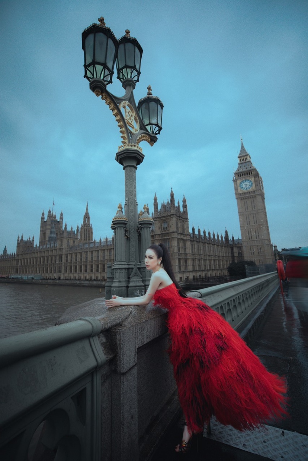 Hoa hậu Hoàng Dung diện đồ hiệu sang chảnh trên đường phố London - 5 Hoa hậu Hoàng Dung diện đồ hiệu sang chảnh trên đường phố London - 5