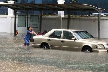 Singapore: Phố thành “sông” sau mưa lớn