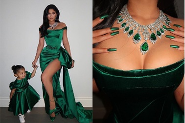 Kylie Jenner và con gái diện váy hàng hiệu đón giáng sinh