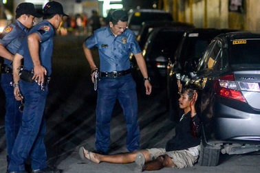 Thoát nạn trong gang tấc nhờ giả chết trước “biệt đội tử thần” Philippines