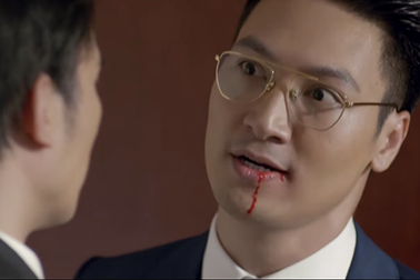 Phong bị Minh đấm một cú "trời giáng” khi đang nhục mạ bà Khuê