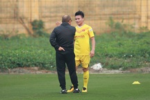 HLV Park Hang Seo lo lắng vì Quang Hải chấn thương