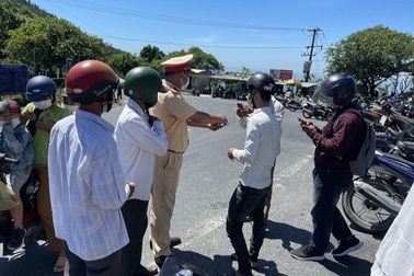 Công an Thừa Thiên Huế đội nắng "canh" người đến từ Đà Nẵng