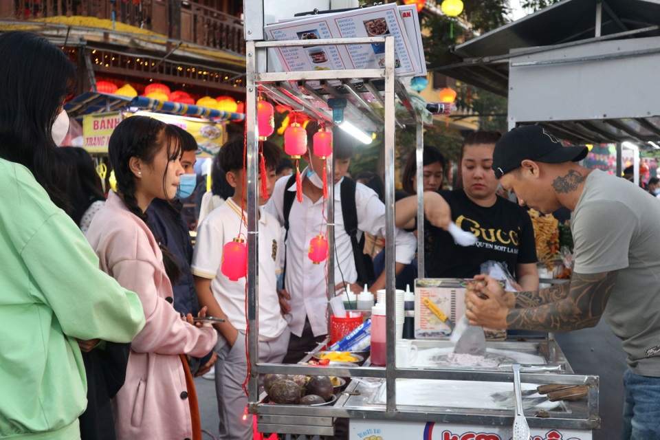 Du khách xúng xính check-in Hội An trong ngày đầu mở cửa trở lại - 11 Du khách xúng xính check-in Hội An trong ngày đầu mở cửa trở lại - 11