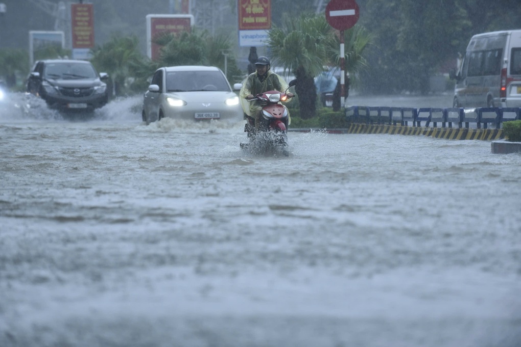 Hàng trăm người dân tại Thanh Hóa, Nghệ An bị chia cắt và phải di tản - 4 Hàng trăm người dân tại Thanh Hóa, Nghệ An bị chia cắt và phải di tản - 4